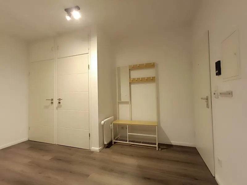 Heller Flur mit Garderobe und Wandschrank